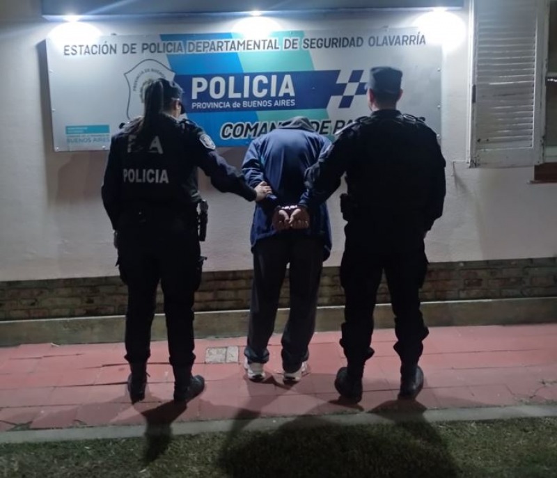 Le peg� a un hombre para robarle el celular y termin� aprehendido